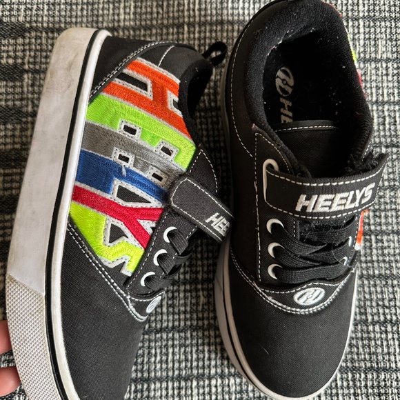 HEELEYS SIZE 2- LIGHTLY USED - Picture 3 of 12
